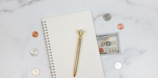 Jakie są najważniejsze kwestie etyczne i zasady postępowania podczas przeprowadzania audytu finansowego?