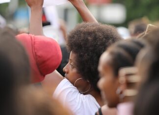 Jakie znaczenie ma nazwa w identyfikacji firmy na rynku?