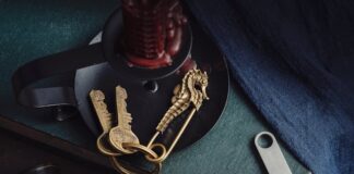 Breloki akrylowe z logo i czekoladki z logo firmy – jak tworzyć upominki, które wzmacniają wizerunek marki? brelok